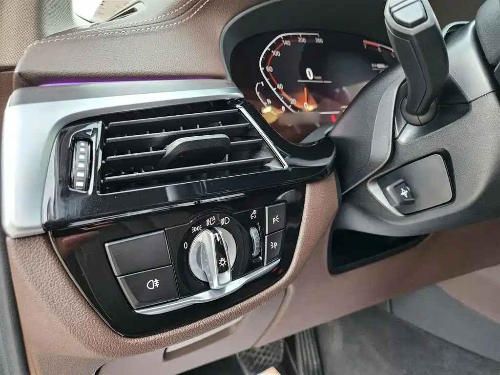 BMW 5 Series 2020 — фото 13