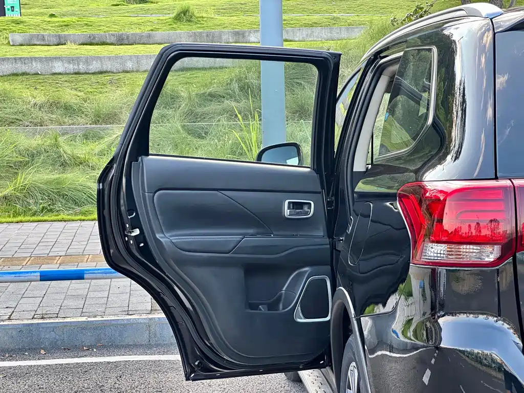 Mitsubishi Outlander 2018 — фото 25