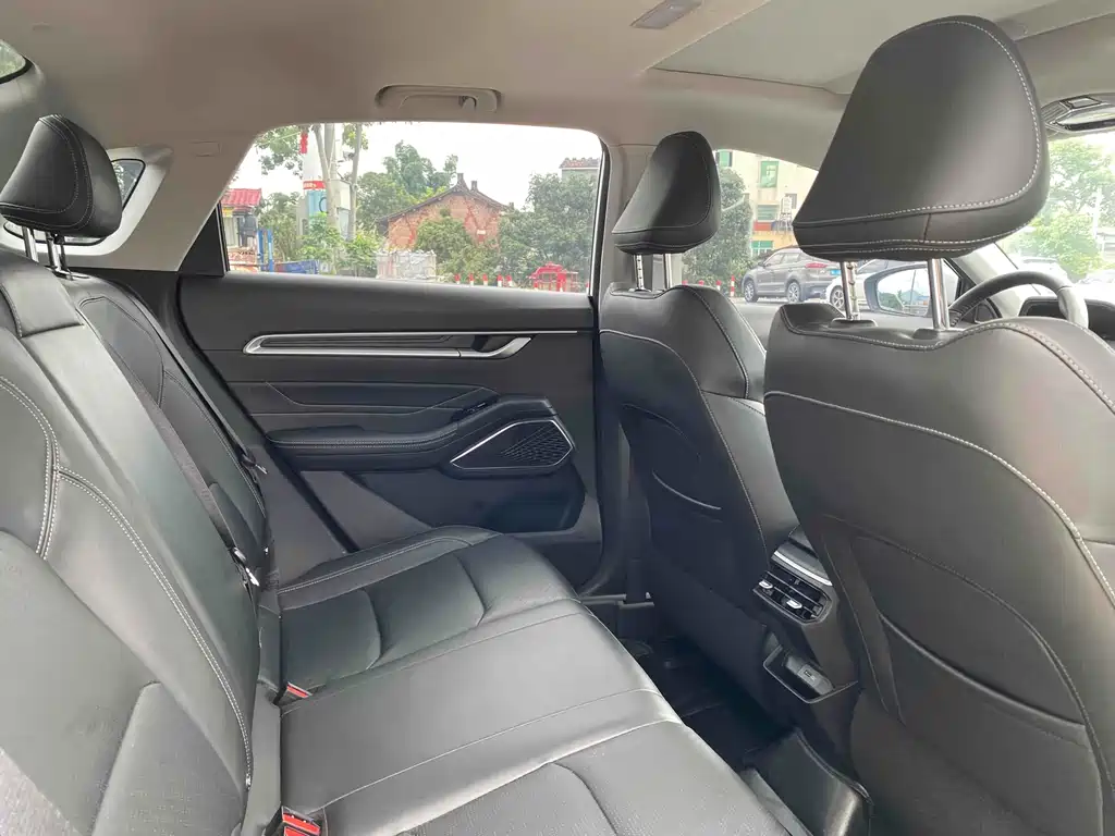 Geely Emgrand 2022