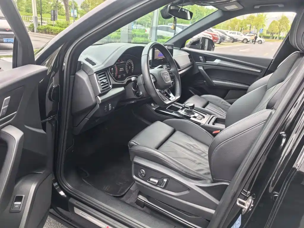 Audi Q5L 2023 — фото 14