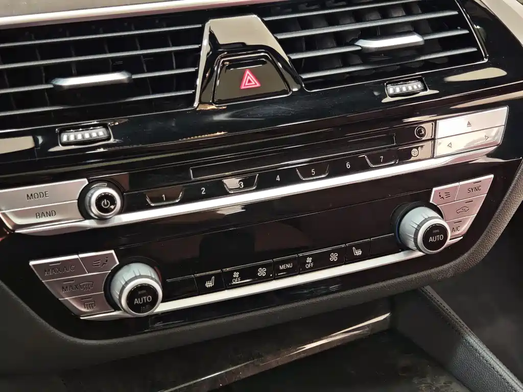 BMW 5 Series 2018 — фото 13