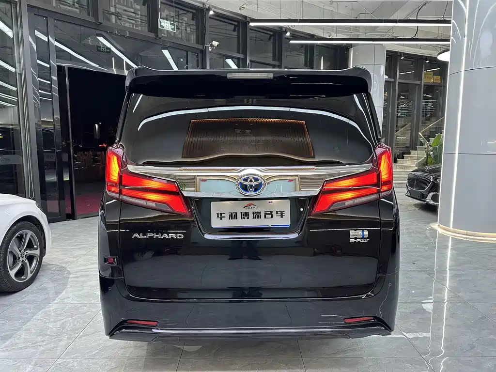 Toyota Alphard 2023 — фото 16
