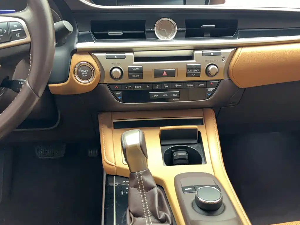 Lexus ES 2018 — фото 10