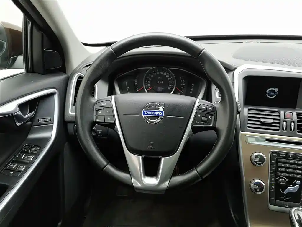 Volvo XC60 2016 — фото 11