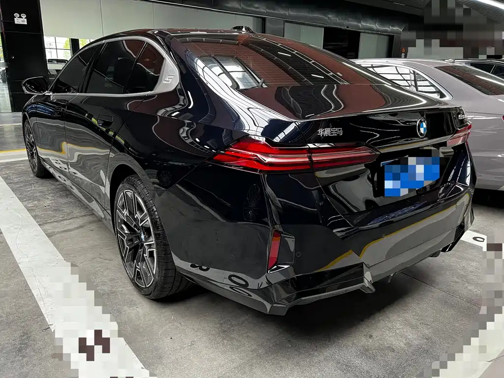 BMW 5 Series 2025 — фото 18