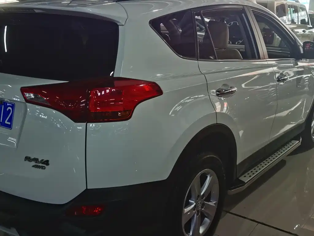 Toyota RAV4 2015 — фото 16