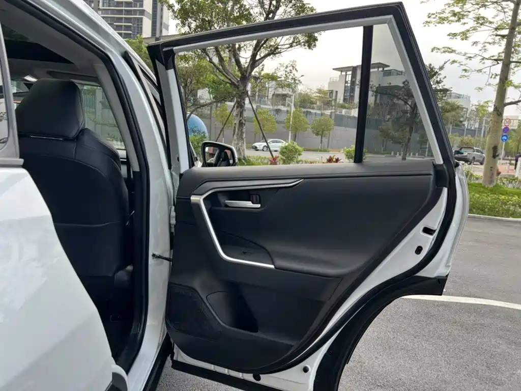 Toyota Wildlander 2023 — фото 13