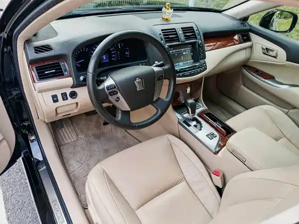 Toyota Crown 2014