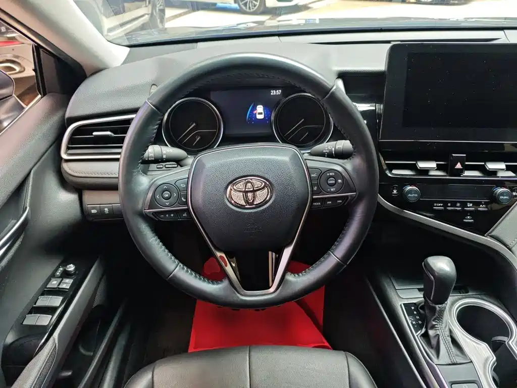 Toyota Camry 2023 — фото 11