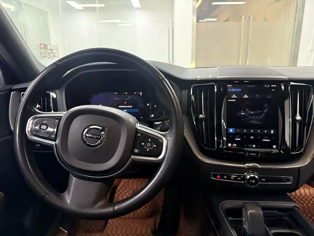 Volvo XC60 2023 — фото 17