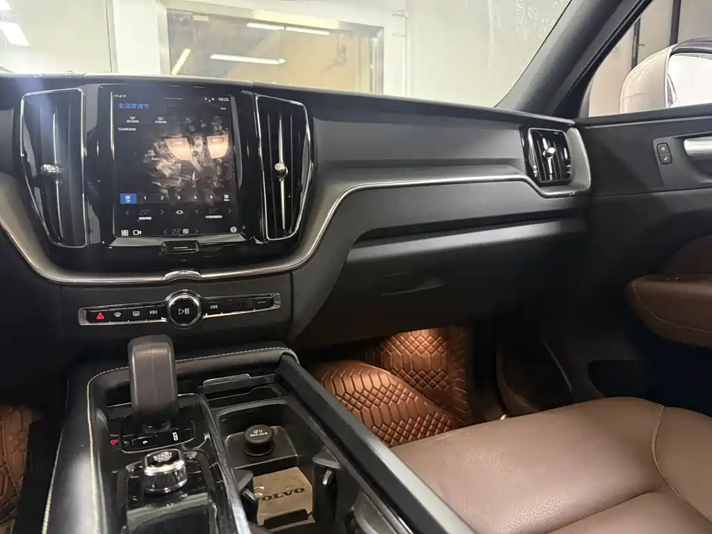 Volvo XC60 2023 — фото 19