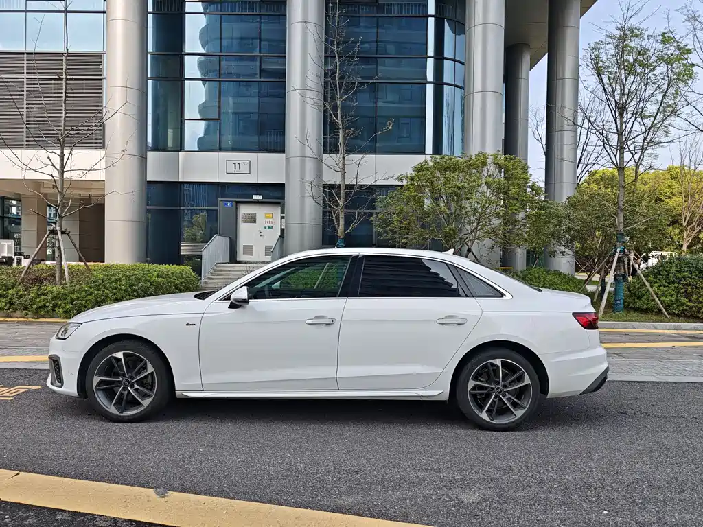 Audi A4L 2022 — фото 12