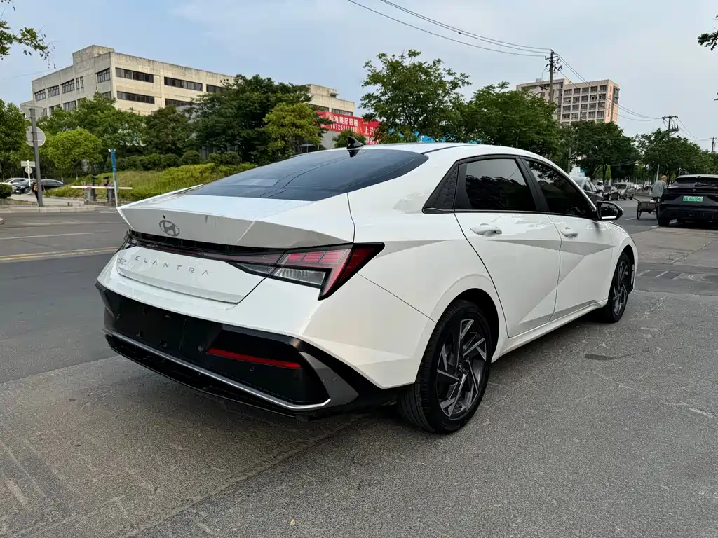Hyundai Elantra 2023 — фото 14