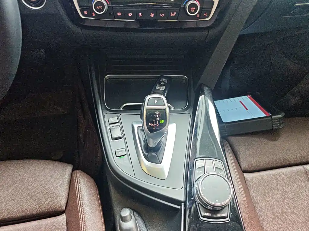 BMW 3 Series 2018 — фото 10