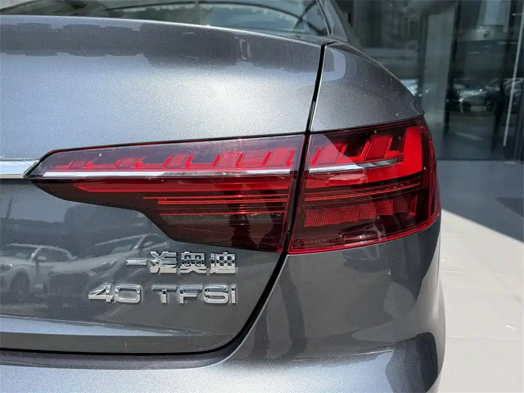 Audi A4L 2023 — фото 13