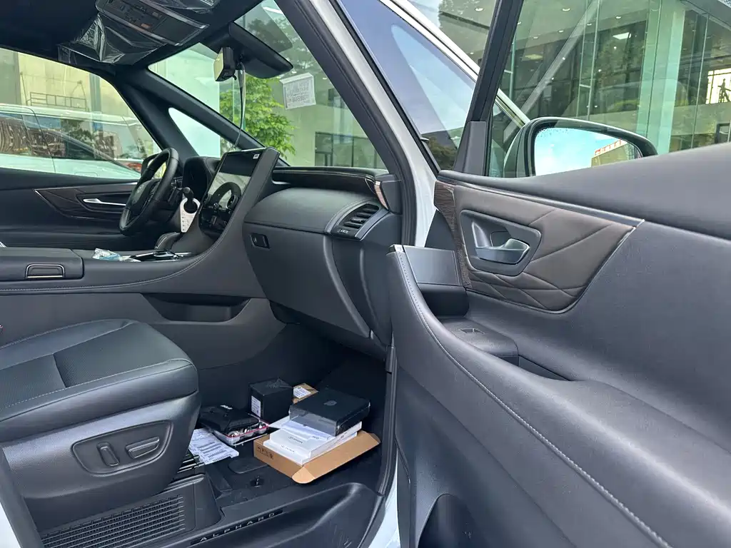 Toyota Alphard — фото 6