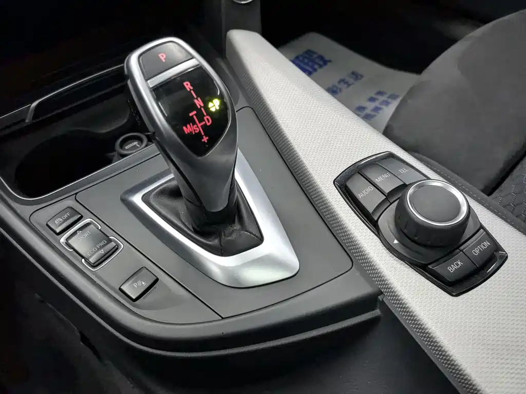 BMW 3 Series 2017 — фото 12