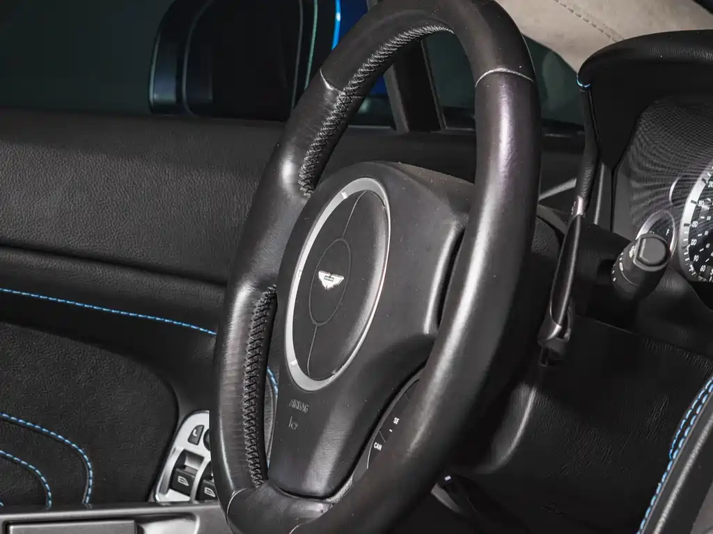 Aston Martin V8 Vantage 2016 — фото 14