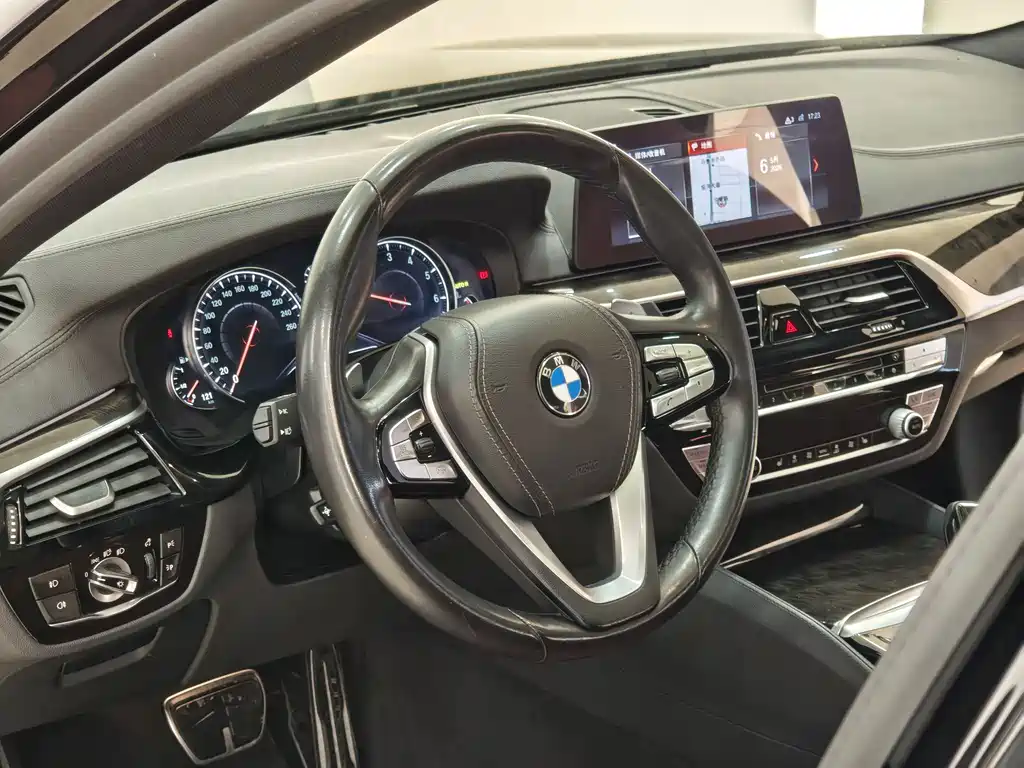 BMW 5 Series 2018 — фото 14