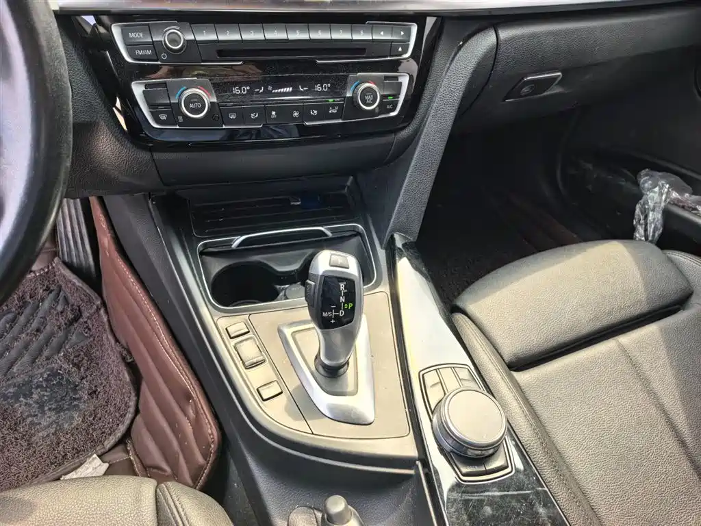 BMW 3 Series 2018 — фото 14