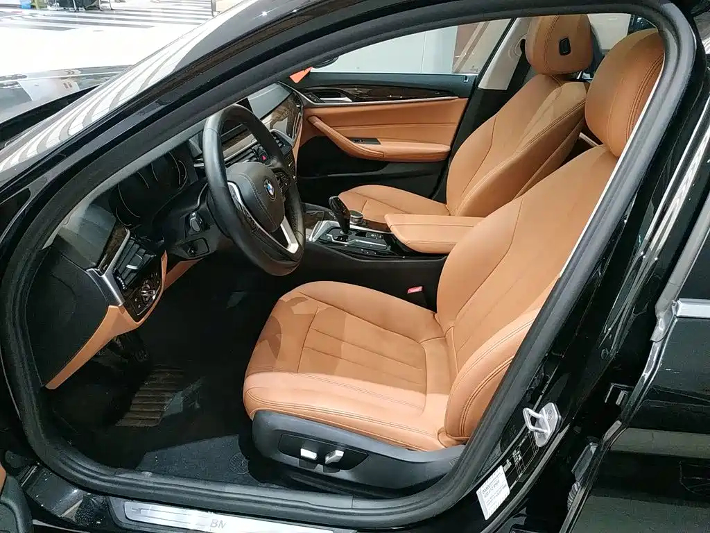 BMW 5 Series 2018 — фото 11