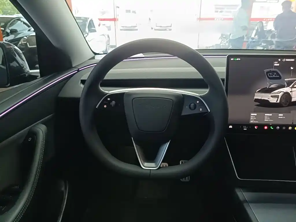 Tesla Model Y 2025 — фото 11