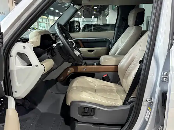 Land Rover Defender 2021