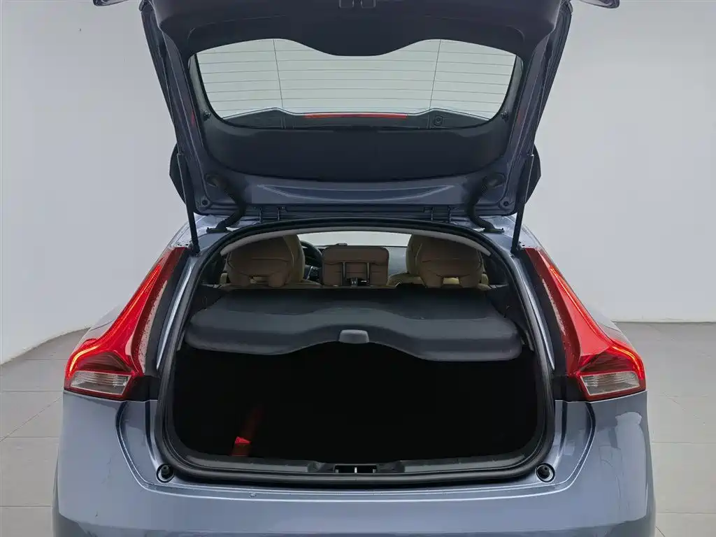 Volvo V40 2017 — фото 16