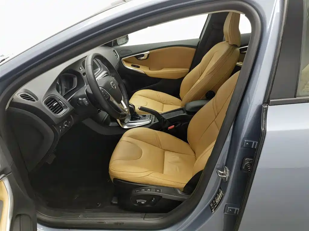 Volvo V40 2017 — фото 10