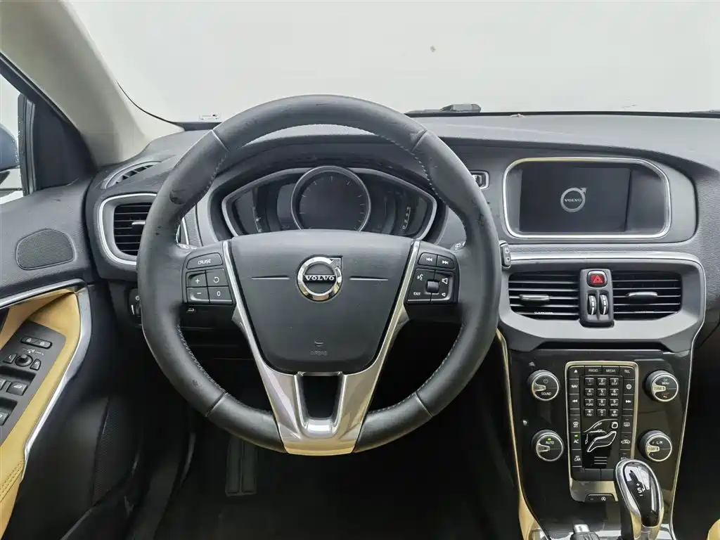 Volvo V40 2017 — фото 11