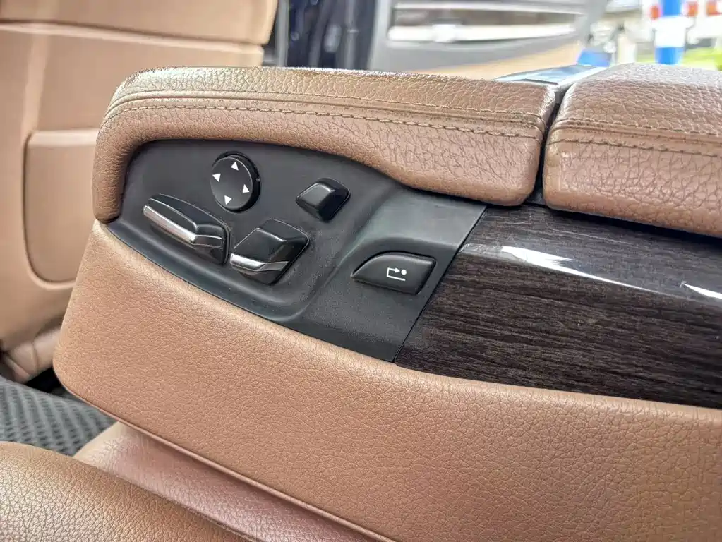 BMW 7 Series 2011 — фото 28