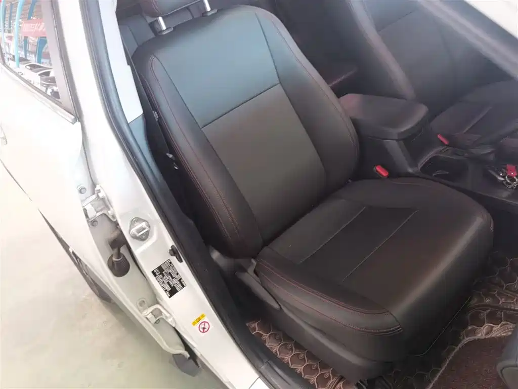 Toyota RAV4 2018 — фото 25