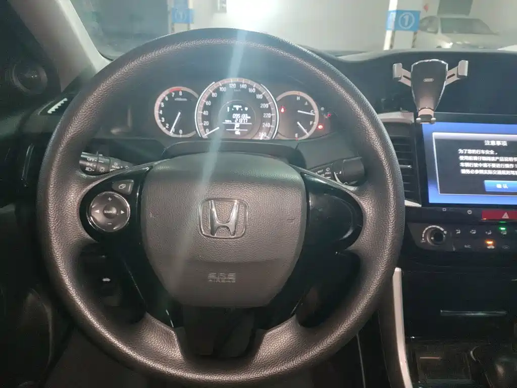 Honda Accord 2018 — фото 11