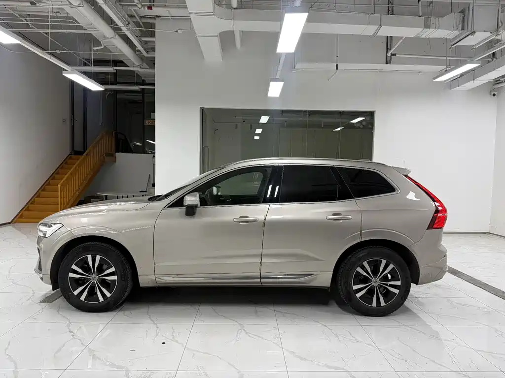 Volvo XC60 2023 — фото 3