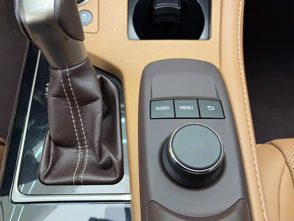 Lexus ES 2018 — фото 19
