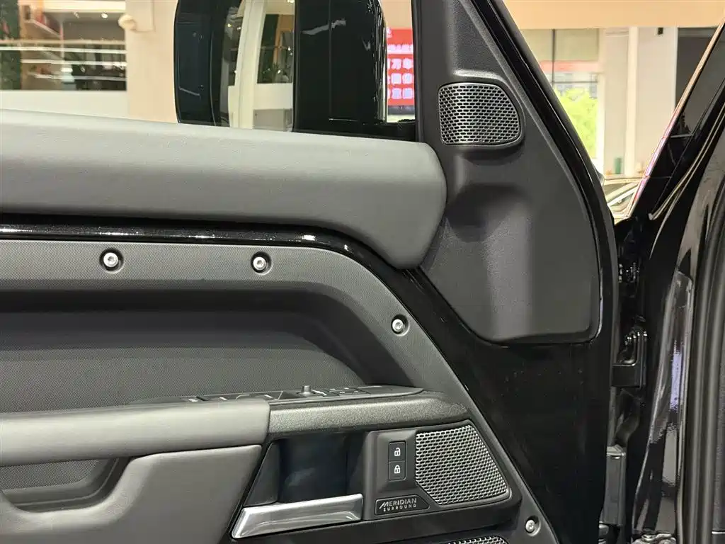 Land Rover Defender 2024 — фото 13