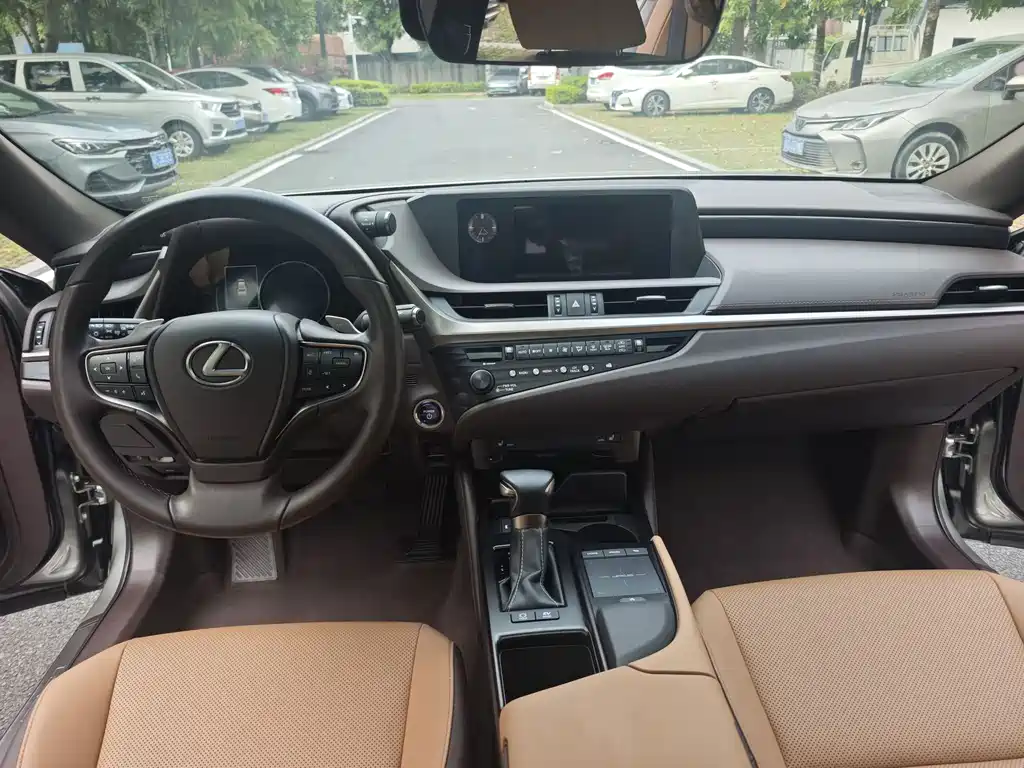 Lexus ES 2020 — фото 11