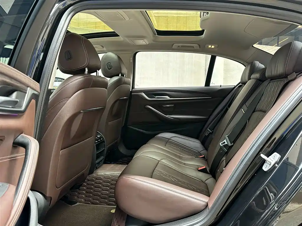 BMW 5 Series 2020 — фото 10