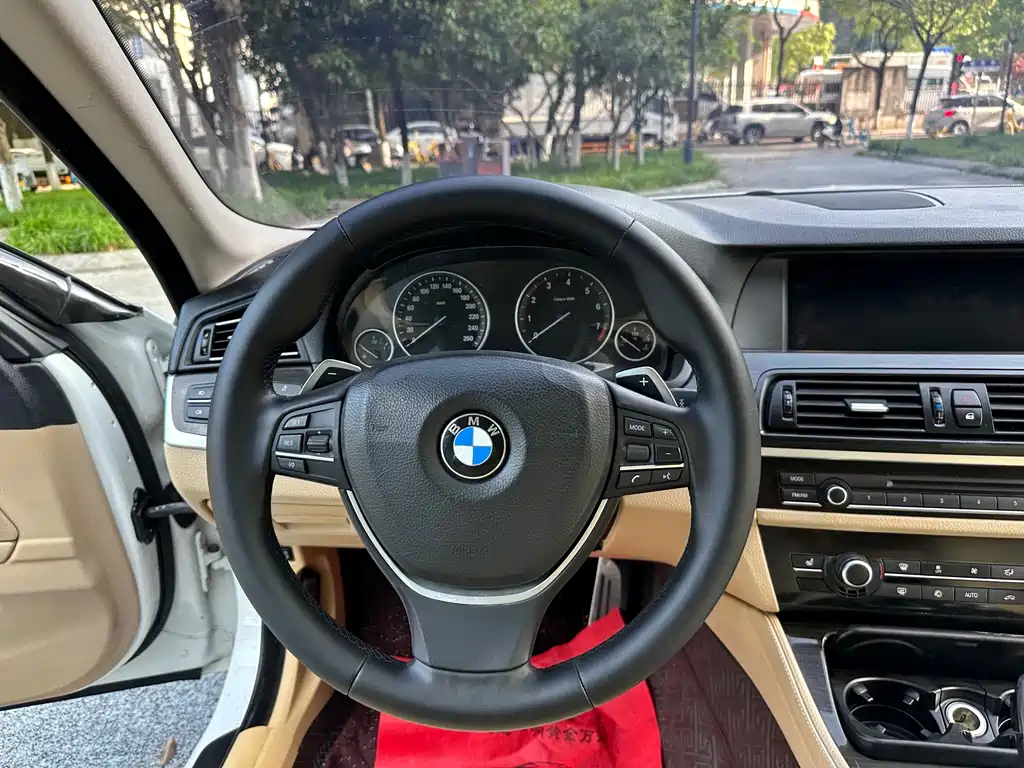 BMW 5 Series 2011 — фото 16