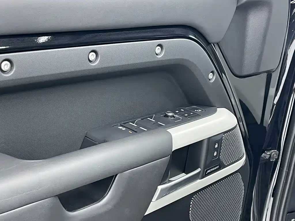 Land Rover Defender 2022 — фото 20