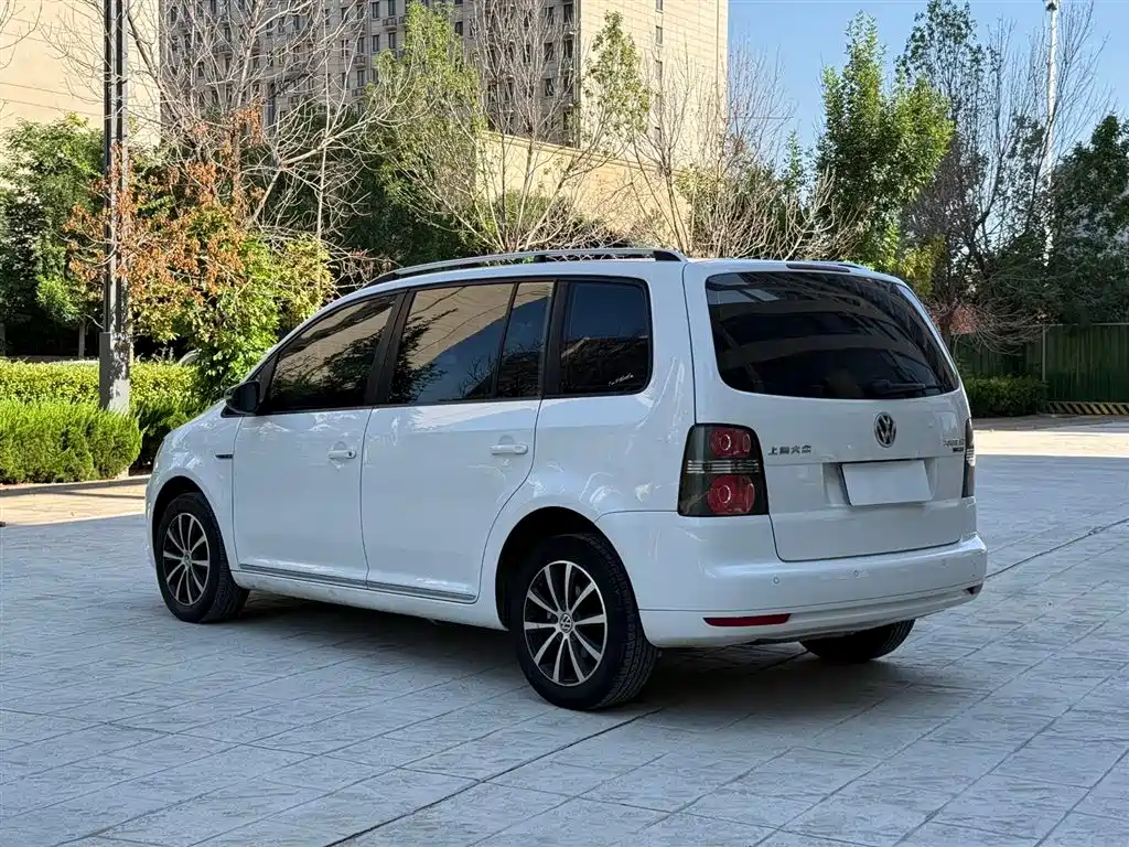 Volkswagen Touran 2016 — фото 11