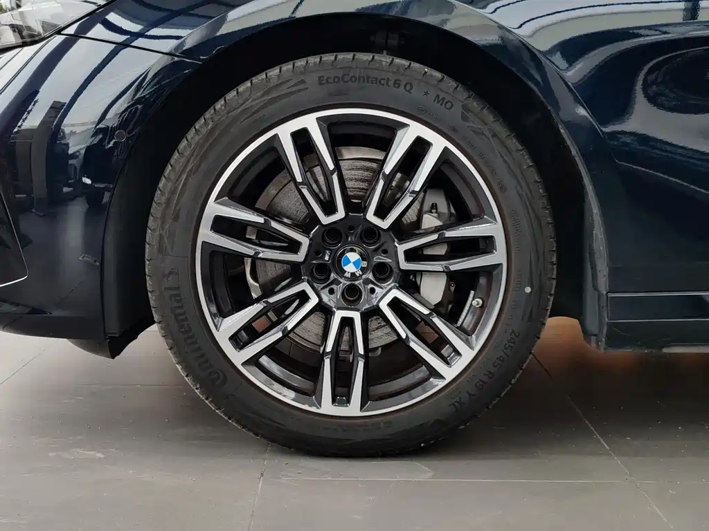 BMW 5 Series 2025 — фото 17