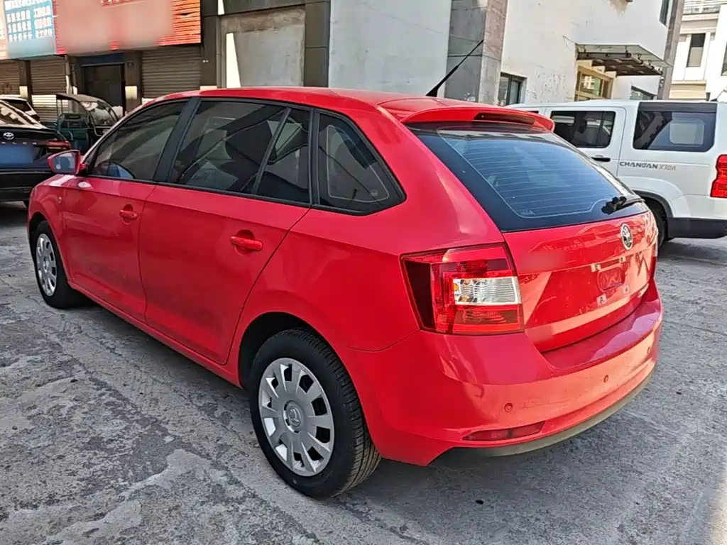 Skoda Rapid Spaceback 2017 — фото 5