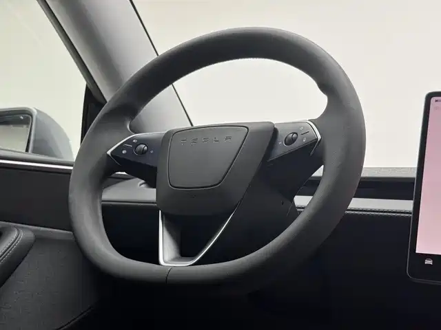 Tesla Model Y 2025 — фото 11