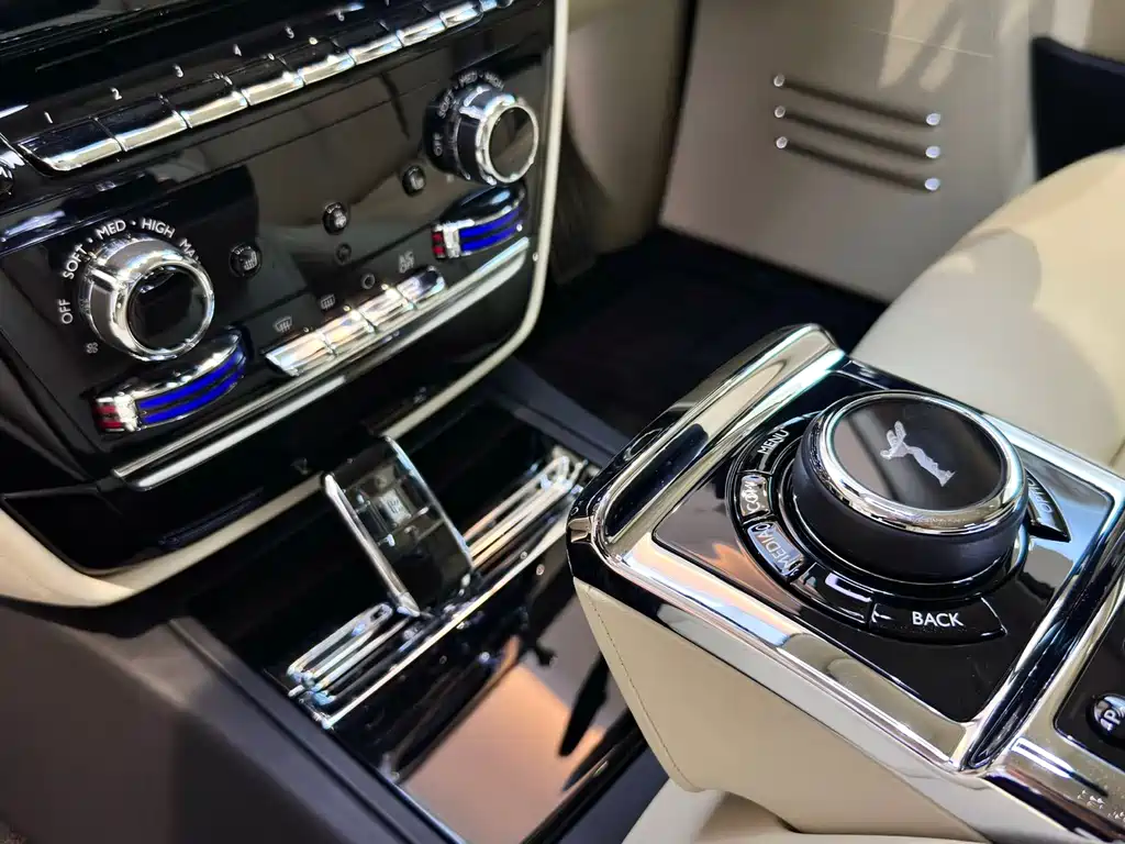 Rolls-Royce Phantom 2019 — фото 12