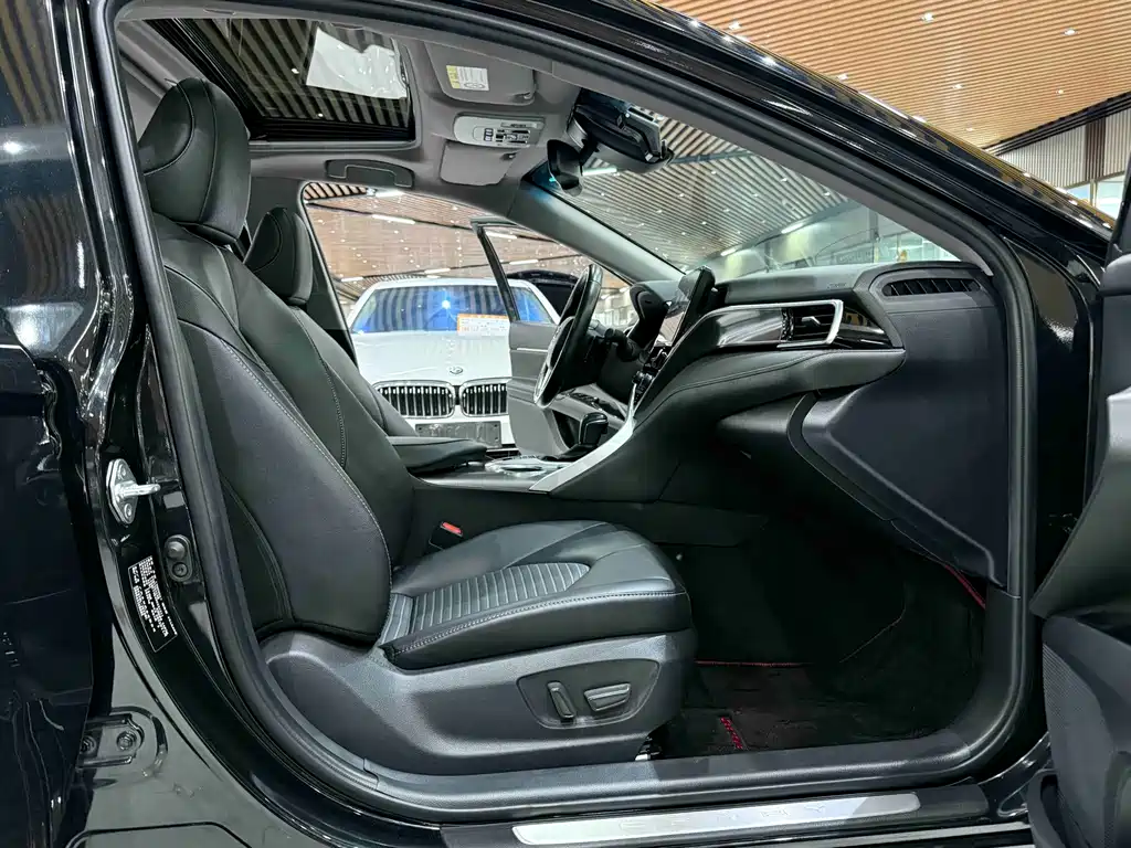 Toyota Camry 2023 — фото 15