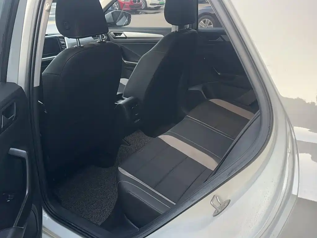 Volkswagen T-Roc 2023 — фото 11