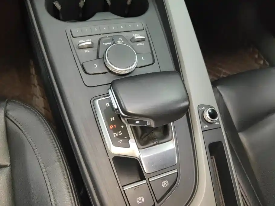 Audi A4L 2018 — фото 16