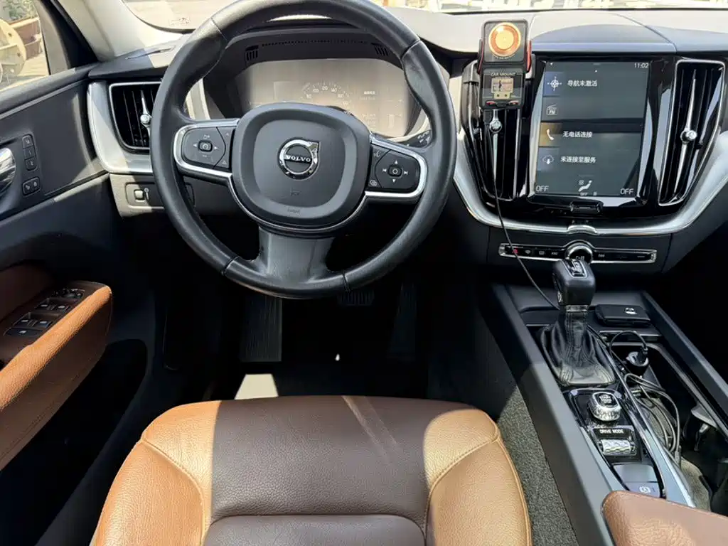 Volvo XC60 2018 — фото 12
