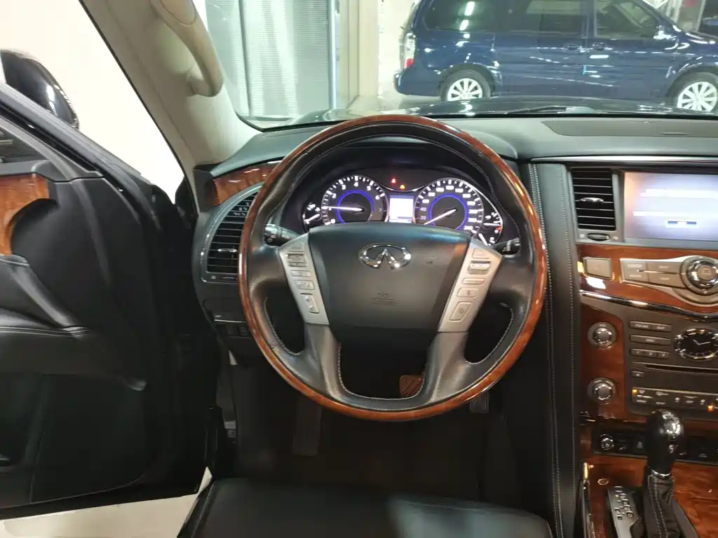 Infiniti QX80 2017 — фото 11